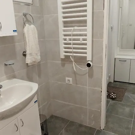 Stari Hrast 1 Apartment